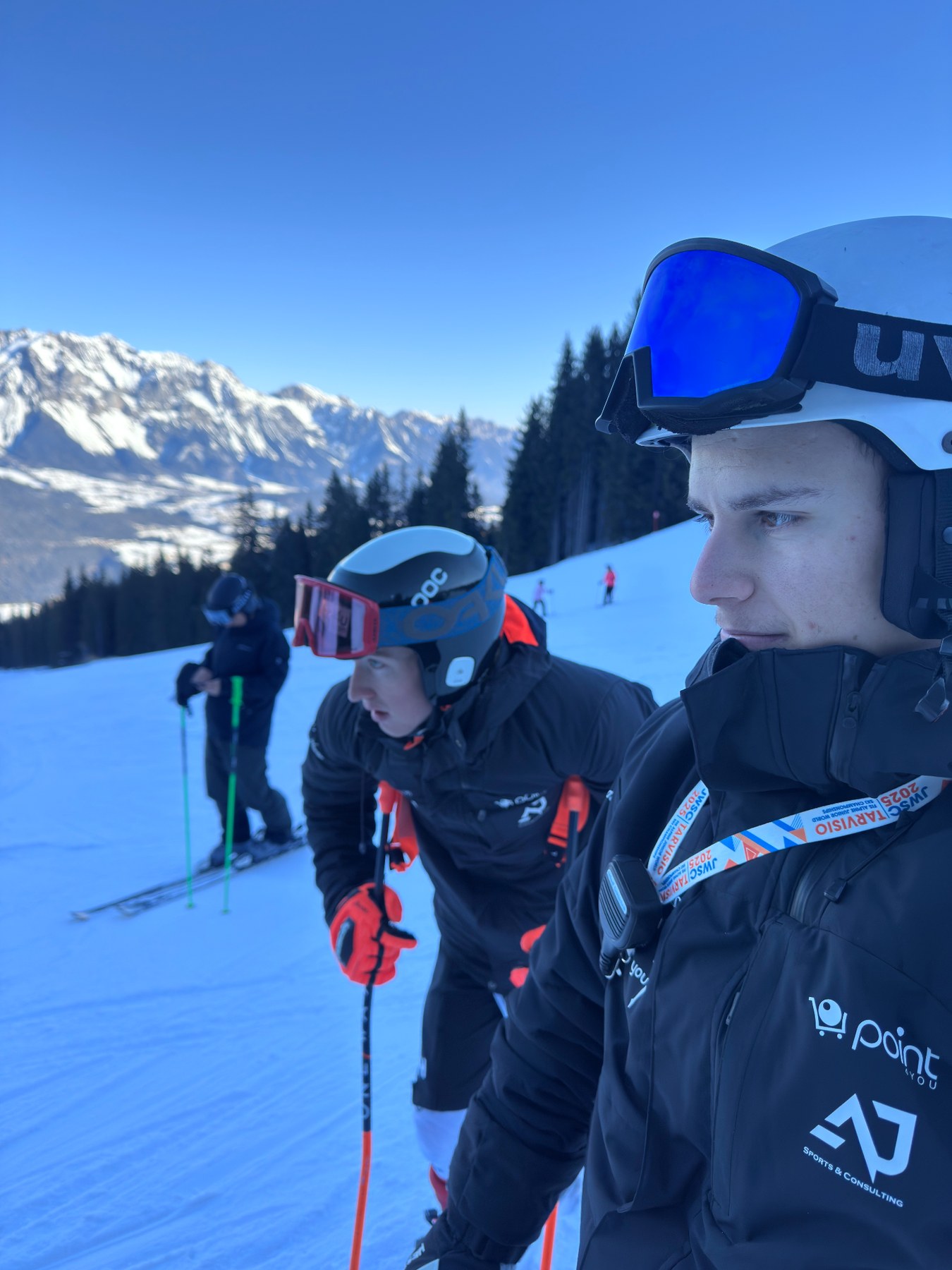 Coaching-Situation mit Athleten am Schnee