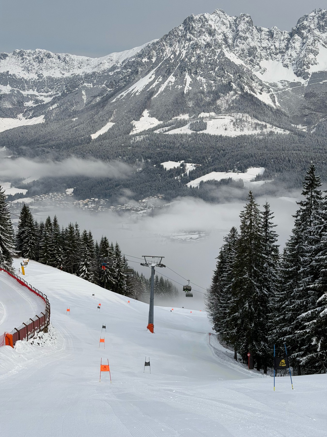 Rennpiste mit alpinem Panorama