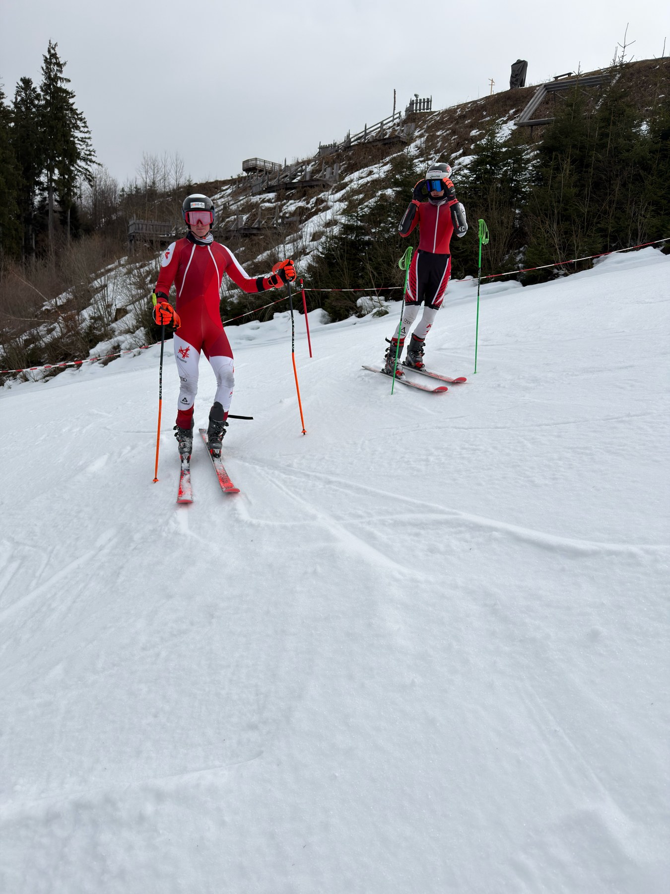 Athleten im Rennanzug beim Training