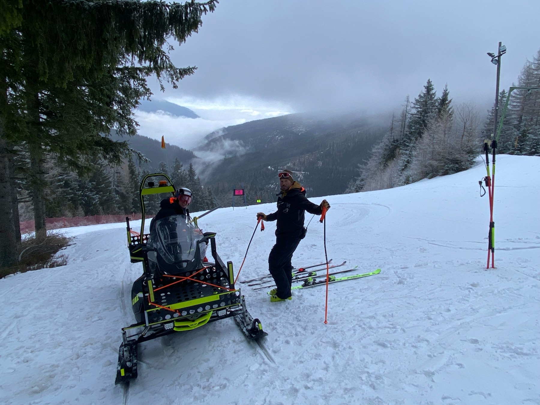 Snowmobile und Trainingsumfeld